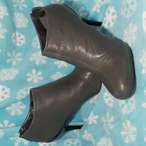 Kenneth Cole Reaction grey zipper in back  heels